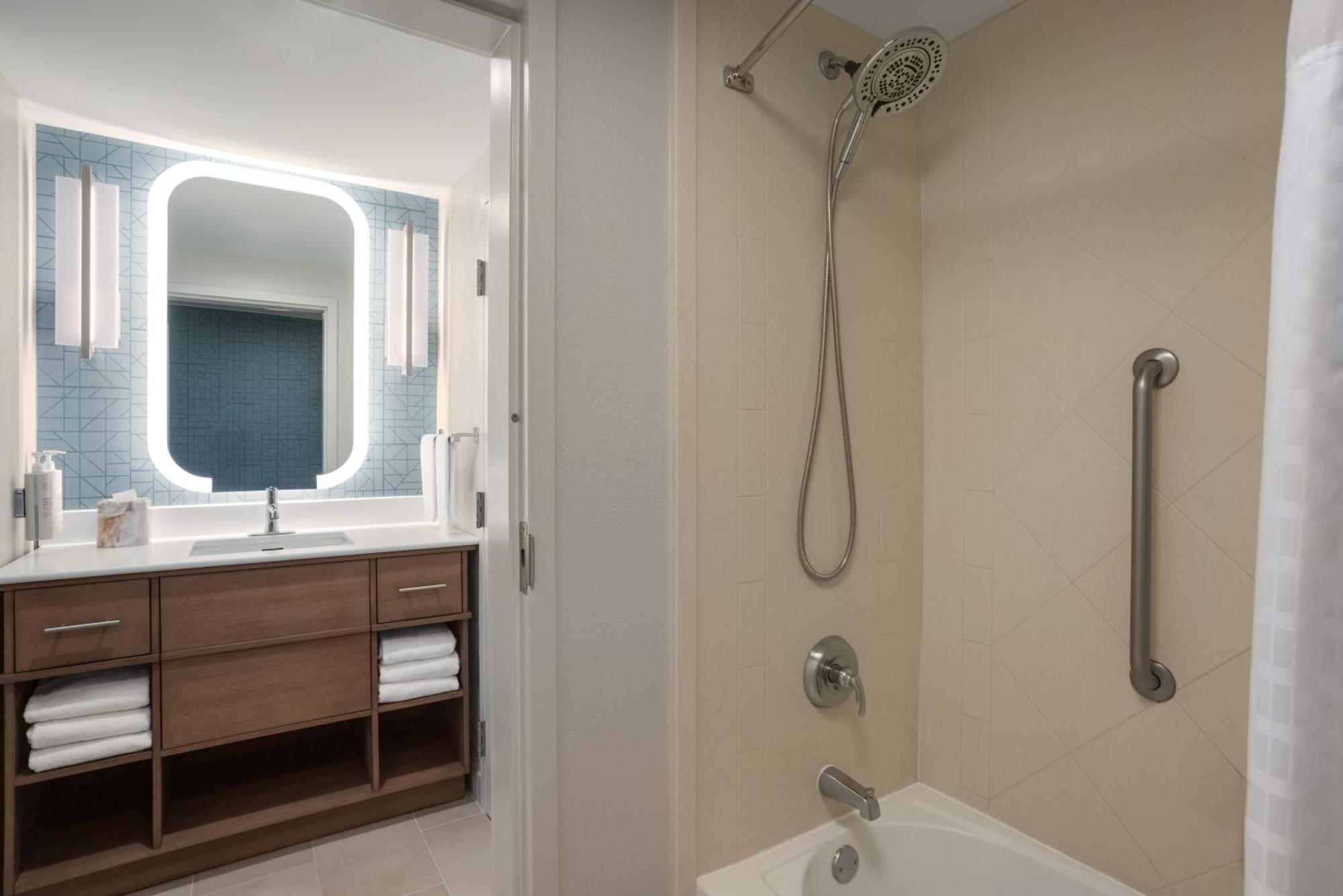 Two Bedroom Suite One King Two Queen Beds Non-Smoking,1758544711:JPEG